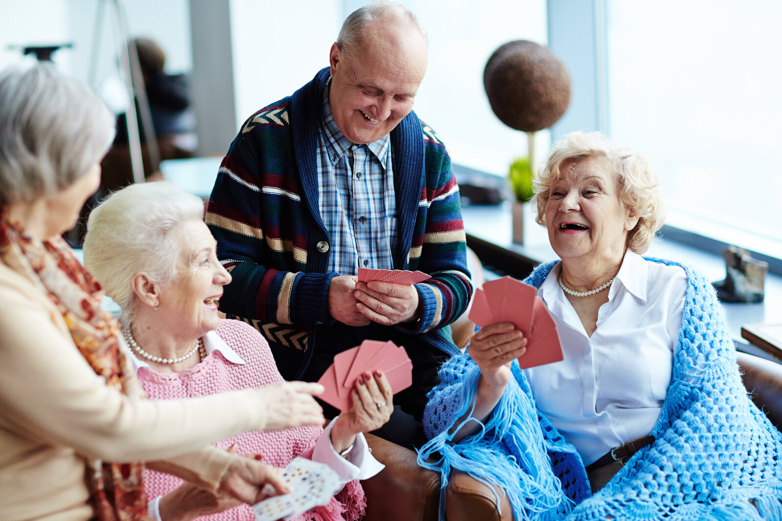 Group of positive seniors playing cards 2022/03/AdobeStock_109851650.jpeg 