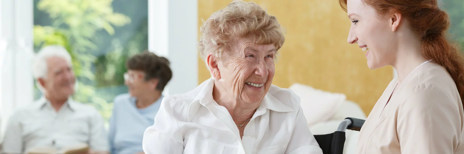 Happy senior woman talking with friendly nurse at geriatric ward 2022/03/AdobeStock_167476781.jpeg 