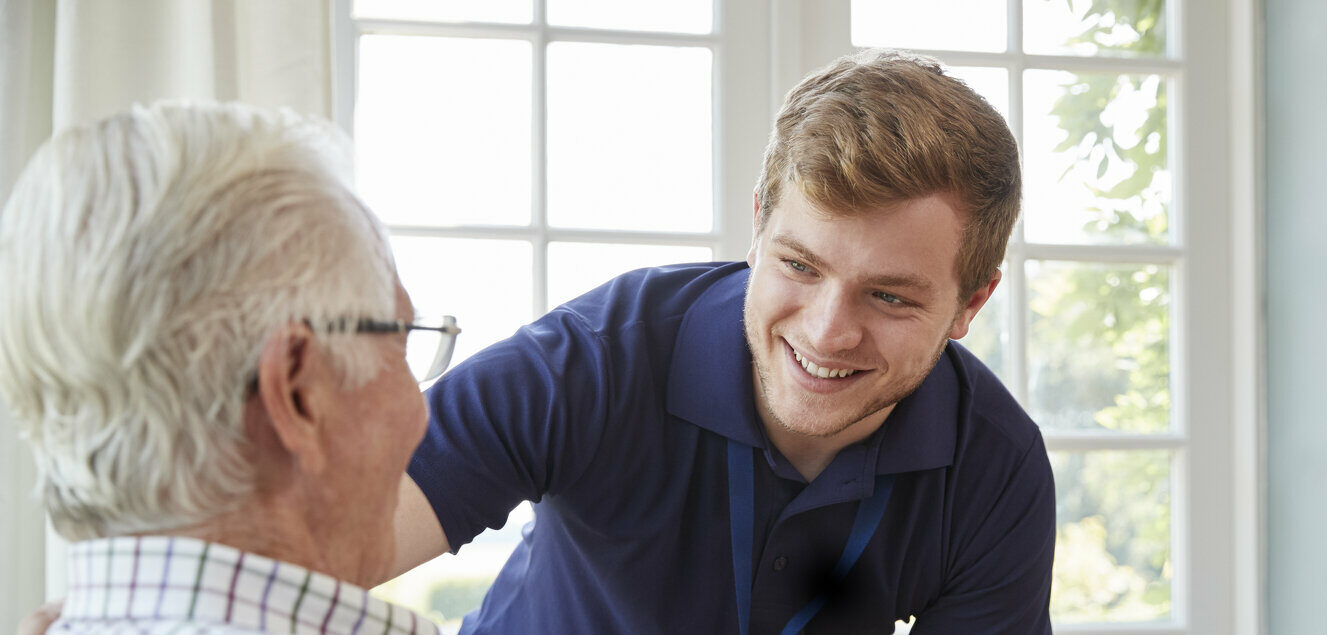 Male care worker serving dinner to a senior man at his home 2022/03/AdobeStock_172090417-e1647896350737.jpeg 