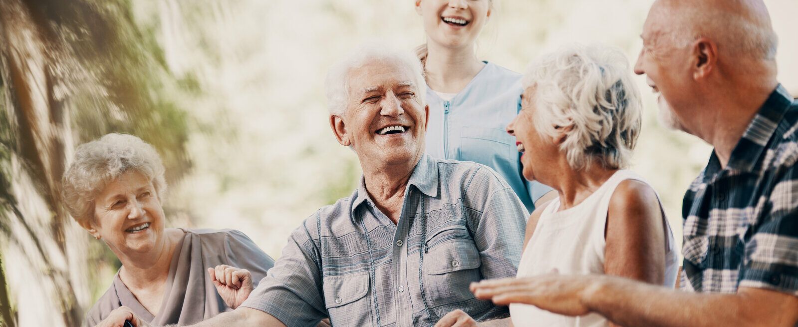 Happy elderly man with walking stick and smiling senior people relaxing in the garden 2022/03/AdobeStock_279901729-e1647894968661.jpeg 